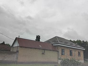 бишкек продаю дом село нижний алаарча: Продаётся дом с участком. - Дом одноэтажный, кирпичный, на высоком — 4