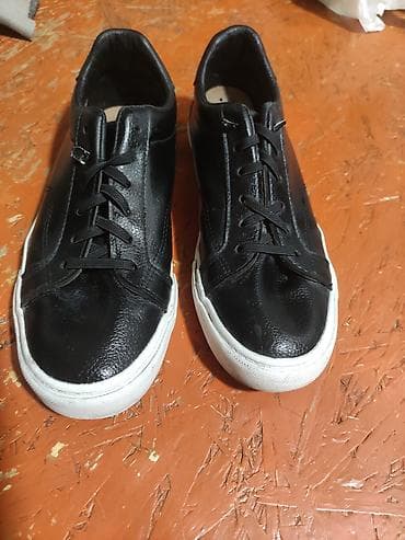 женский вещи: Мужские повседневные кеды. Бесплатно нуждающимся. 39-40 размер. В — 1