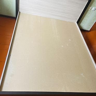 Стулья, табуретки: Спальня: кровать с высоким изголовьем и комод с зеркалом - Кровать — 3