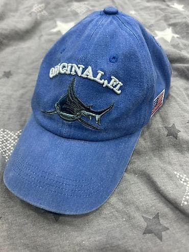 Кепка синего цвета с вышитым изображением марлина и надписью