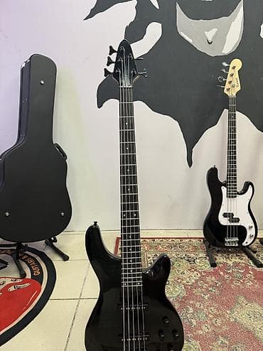 Гитары: - 4‑струнная модель в классическом стиле P-Bass: - Черный корпус с — 2
