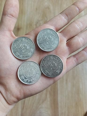 коллекционная: Набор из 4 монет с арабской вязью (серебристый сплав) Имеется две шт — 2