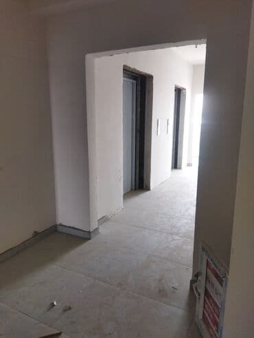 срочно продаётся 1 комнатная квартира в районе ошского рынка по улице молодая гвардия: 2 бөлмө, 61 кв. м, Элитка, 10 кабат, ПСО (өзү оңдоп түзөтүп бүтүү үчүн) — 10