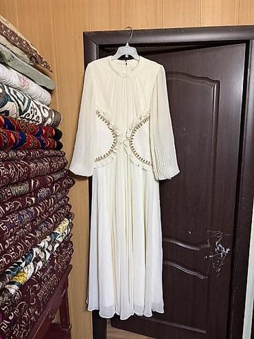 нарядное платья: Длинное праздничное платье в молочном цвете - Силуэт: свободный — 2