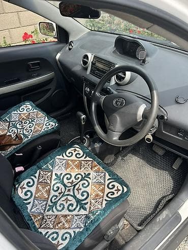 mersedes e class: Toyota Ist: 2004 г., 1.3 л, Автомат, Бензин, Хэтчбэк — 2