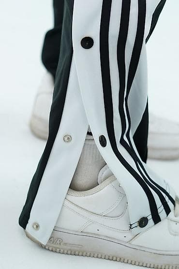 джинсы килоты: Спортивные штаны adidas с кнопками по бокам. Сэкон-Хенд — 3