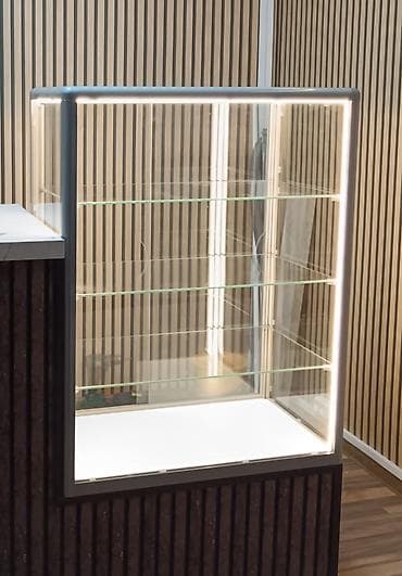 комод с подсветкой: Стеклянная витрина с подсветкой Размер 90см высота /70см ширина /40см — 1