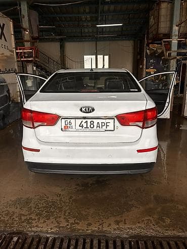 кызыл кия кыз: Kia Rio: 2015 г., Кол менен иштөөчү, Бензин, Седан — 3