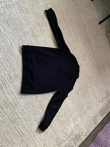 одежди: Мужской чёрный полузамок с короткой молнией (half‑zip). - Тип: тёплый — 2