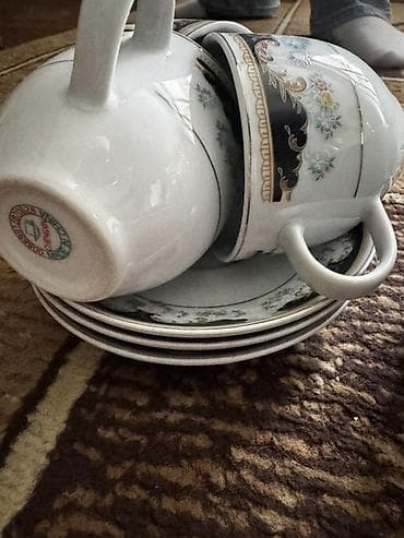 бу чайник: Чайный набор из фарфора с классическим цветочным орнаментом. Состав — 2