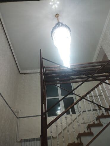 встраиваемые потолочные светильники: Натяжной потолок с точечными светильниками и трековой системой — 9