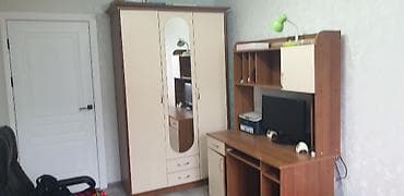 Офисные столы: Шкаф-гардероб + компьютерный стол с надстройкой (набор в одной — 1