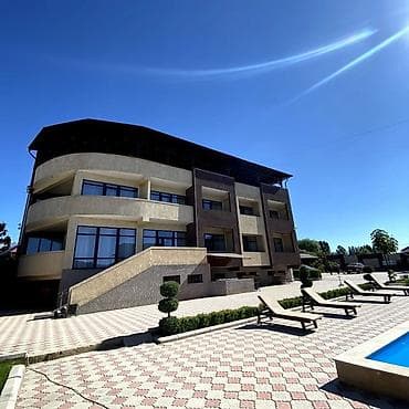green hills: Гостиница Asman — современный трехэтажный отель с открытым бассейном и — 1