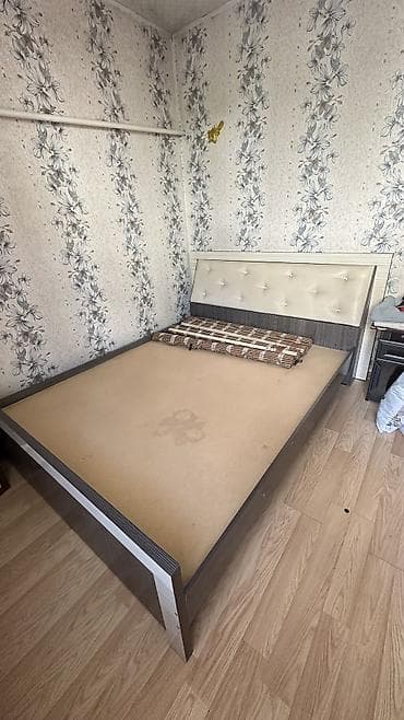 Двуспальная кровать, Б/у, С мягким изголовьем, длина - 200 см