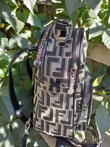 Спецодежда: Продаю рюкзачок. Новый. Покупала за 1 500 сом. Высота: 24 см. Ширина — 2