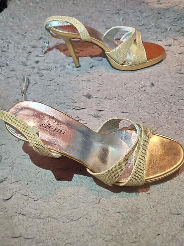 Ботинки и ботильоны: Продаю золотистые босоножки очень красивые и яркие. Надевала один — 2