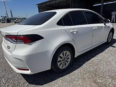 селика: Toyota Corolla: 2021 г., Гибрид, Седан — 4