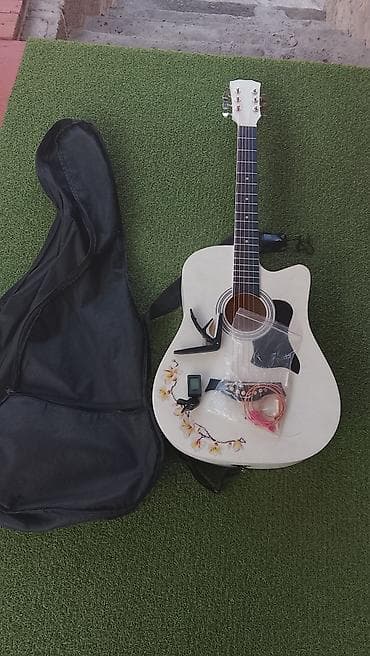 бутсы как у меси цвет зелёный: Акустическая гитара с вырезом (cutaway), цвет корпуса — белый с — 9