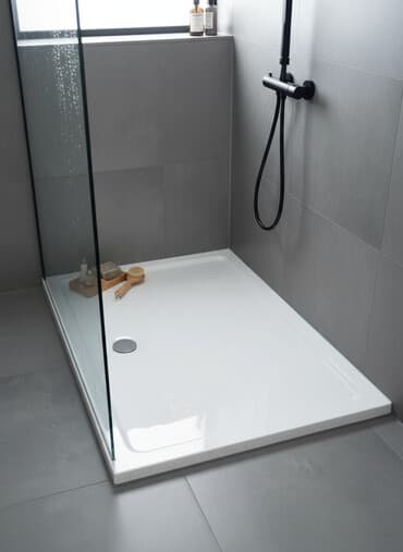 Белый прямоугольный душевой поддон с глянцевой поверхностью