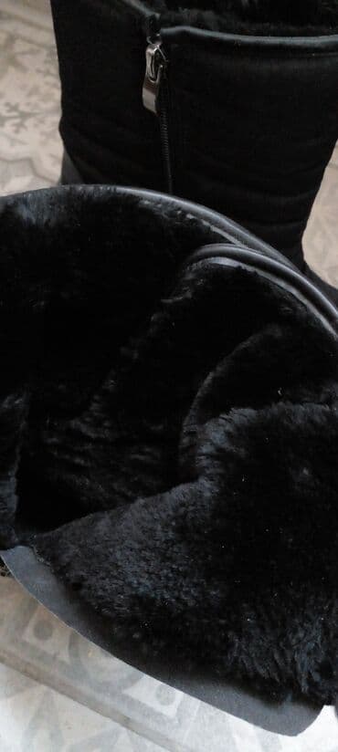 сапоги из натурального меха и кожи: Сапоги, очень теплые, почти новые, надеты 1раз. 39-размер. Материал — 2