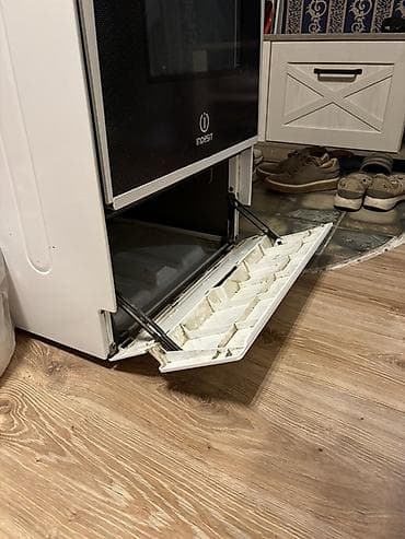 кухонные плиты бу: Кухонная плита Indesit, комбинированная - Рабочая поверхность: 3 — 6