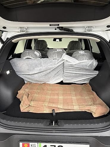 Электрический кроссовер белого цвета с современным дизайном — 10