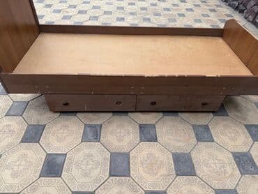 кровать с шухлядами: Деревянная кровать с двумя выдвижными ящиками в нижней части — 2