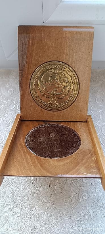 Подаю 2 штуки, корпус из дерева, гербы с металла,гербы 6 см,сразу 2