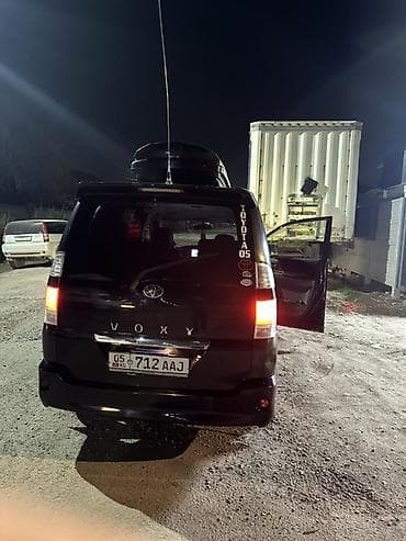 для такси авто: Toyota Voxy: 2004 г., Минивэн — 6