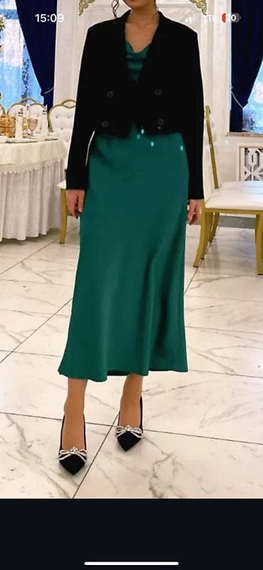 атласные: Элегантное платье миди из атласной ткани изумрудного цвета. 500с — 1