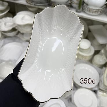 Посуда: Белая сервировка из фарфора с рельефным узором. Состав и размеры — 5