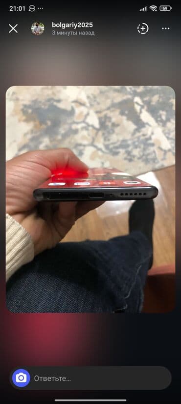 нашли телефон: Смартфон с безрамочным экраном и фронтальной камерой в вырезе. На — 1