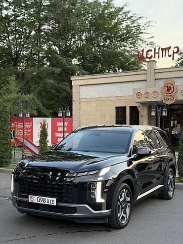 рейл: Крупный 7‑местный кроссовер/внедорожник черного цвета с эффектной — 2