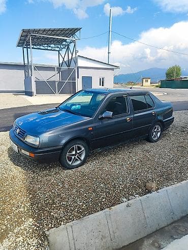 Volkswagen Vento: 1993 г., 1.8 л, Механика, Бензин, Седан at lalafo.kg Volkswagen Vento: 1993 г., 1.8 л, Механика, Бензин, Седан