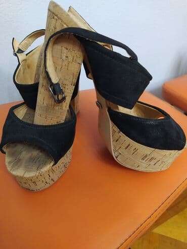 Продаю босоножки на платформе,высота каблука - 14 см, очень удобная