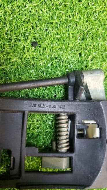 e46: Кронштейн ручки левой двери Кузов наружные элементы Оригинальный номер — 3