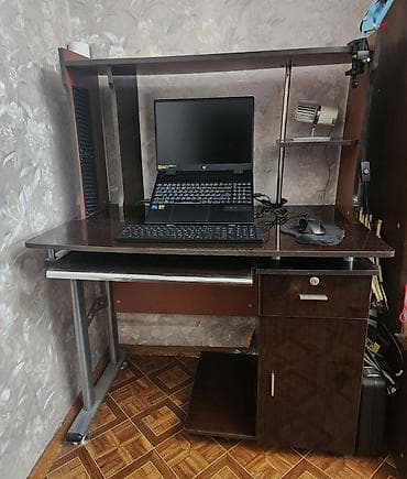 Столы: Продаю компьютерный стол. Стол в хорошем состоянии, с выдвижной полкой — 1