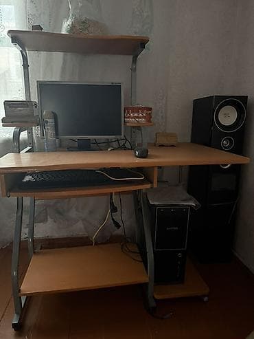 Компьютерный стол, С полками