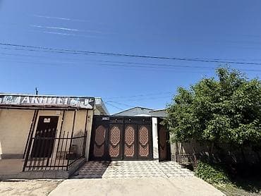 Продается частный дом с воротами и отдельным входом, с мощеным двором at lalafo.kg Продается частный дом с воротами и отдельным входом, с мощеным двором