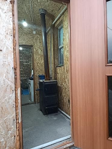 продом дом: Навес/веранда у дома - Просторный навес на опорах, примыкает к стене — 7