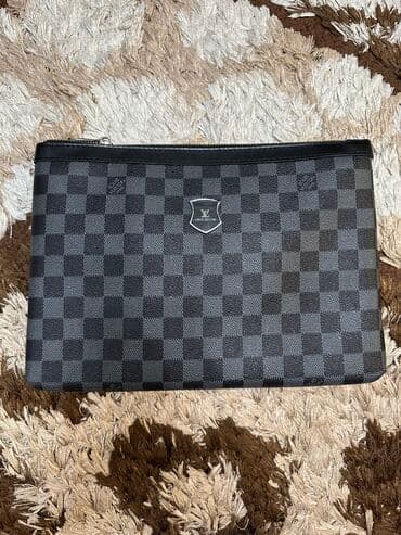 брендовые сумки: Барсетка, Louis Vuitton, Материал: Искусственная кожа, Застежка на молнии, Моющийся материал, Регулируемый ремень, Новый — 1