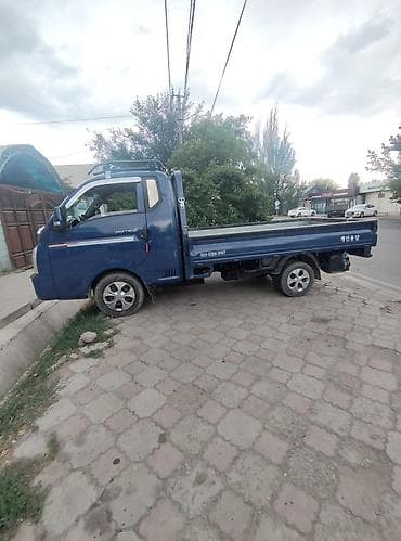 Транспорт: Hyundai Porter II — малотоннажный бортовой грузовик синего цвета — 1