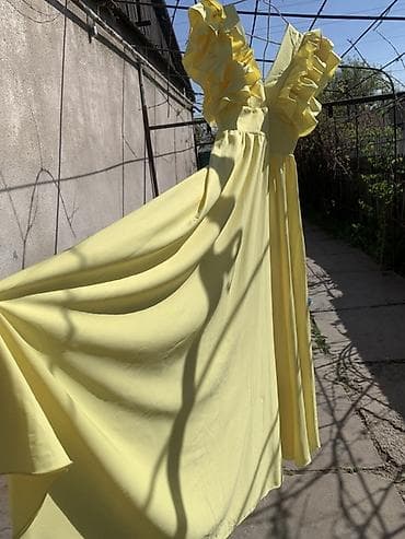 летние платье: Женское платье макси, ярко‑жёлтого цвета. - Крой: расклёшенная — 5