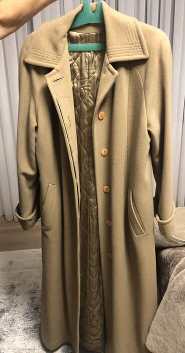 спортивное оборудование: Пальто классическое бежевого цвета 49-50 р 3000 сом Черное пальто — 3