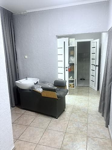 барбершопы: Барбершоп 80 м², 5 комнат, С ремонтом, С оборудованием, Многоэтажное жилое здание, Отдельный санузел — 7