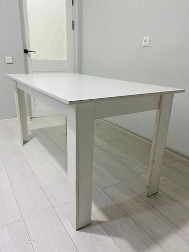 Компьютерные столы: Белый прямоугольный стол в современном минималистичном стиле. Размер — 4