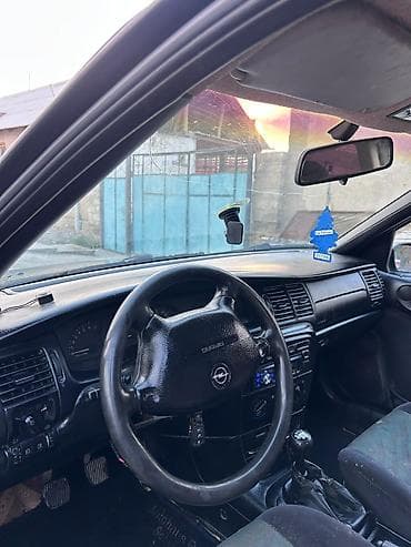 Opel: Opel Astra GTC: 1996 г., 1.6 л, Седан — 4