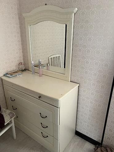 sofa bed: Спальный гарнитур в классическом стиле, цвет айвори/молочный. Состав — 3