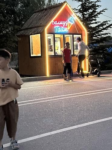 Коммерциялык мүлк: Фуд-киоск «Балмуз Тайм» — деревянный домик с неоновой вывеской и — 5