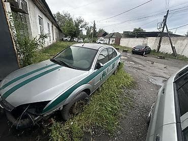 Ford Focus I (седан), серебристый с зелёными полосами. Автомобиль в